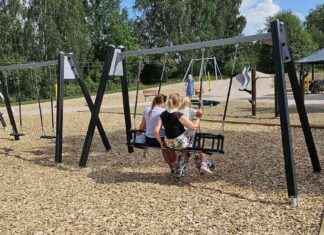 Installation av säkerhetsunderlag i lekparken i Jousimäki news-18092024-194554