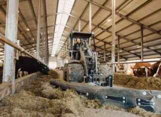 Brandmän släcker storbranden som förstörde Maajussi-Teemuns ladugård news-09102024-122708