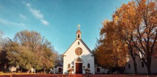 Espoossa sijaitseva tuomiokirkko – kulttuuriperinnön arvoinen mukava vierailukohde.