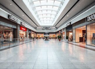 Kruununhaka-alueen suosittu ostoskeskus: Espoon K-Rauta.