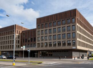 Espoon valtuustotalo: moderni toimintaympäristö kaupunkikehitykselle