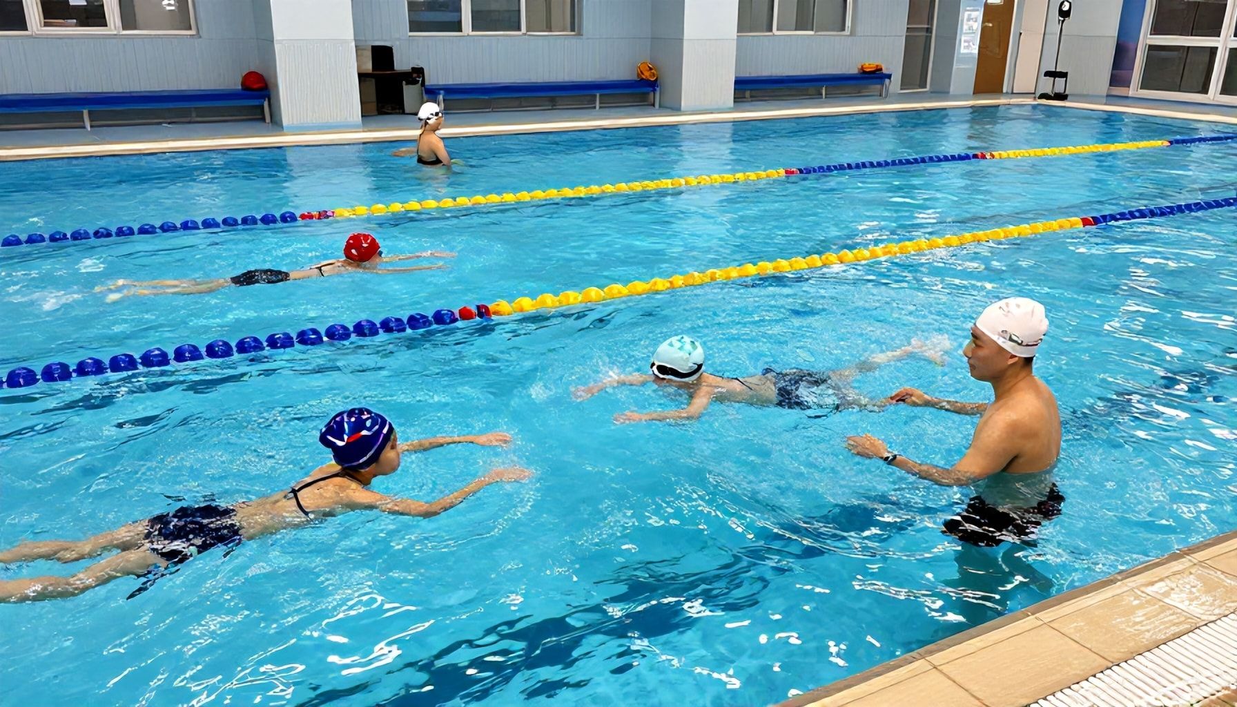 Uimakoulun edut aikuisille: Miten parantaa turvallisuutta vedessä