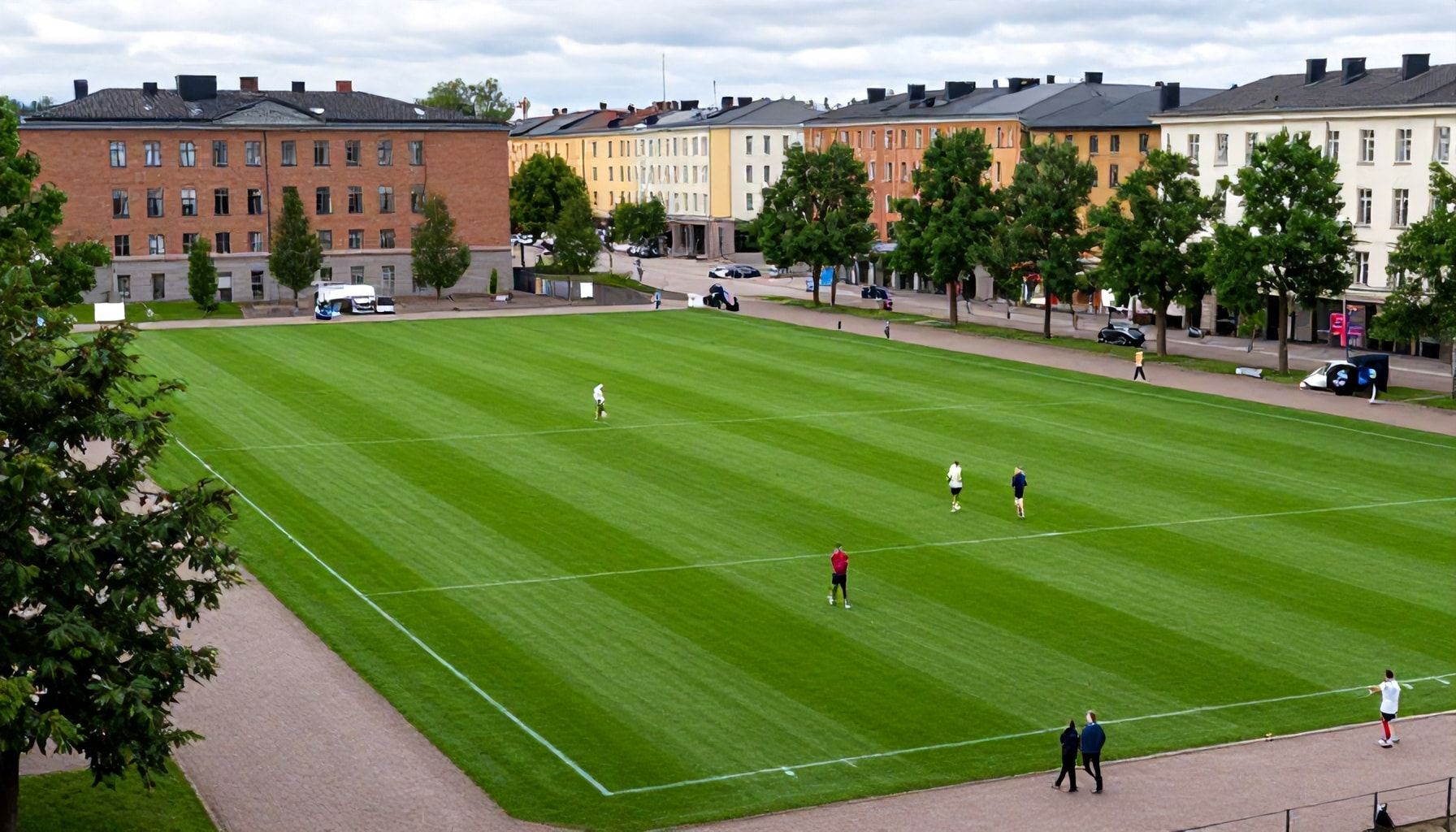 Espoon keskustan salaisimmat nurmikentät – missä paikalliset pelaavat ilman jonotusta